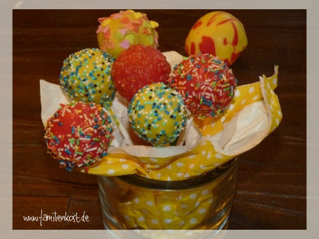 Leichte Schoko-Cake-Pops mit Frischkäse-Frosting Leichte Schoko-Cake-Pops mit Frischkäse-Frosting