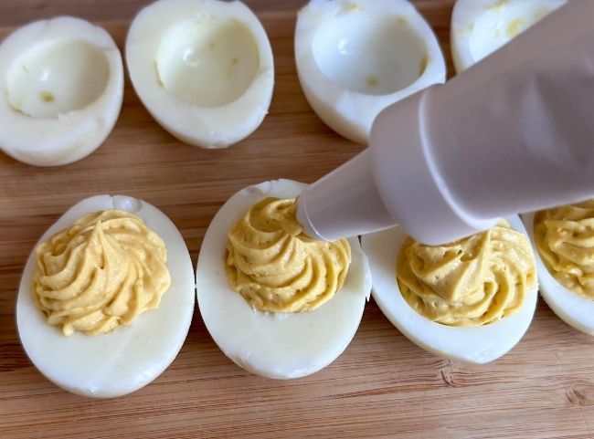 Eier mit Spritzbeutel füllen