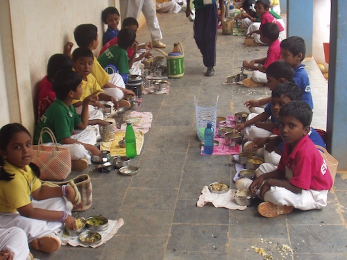 Meine indischen Schulkinder beim Lunch.