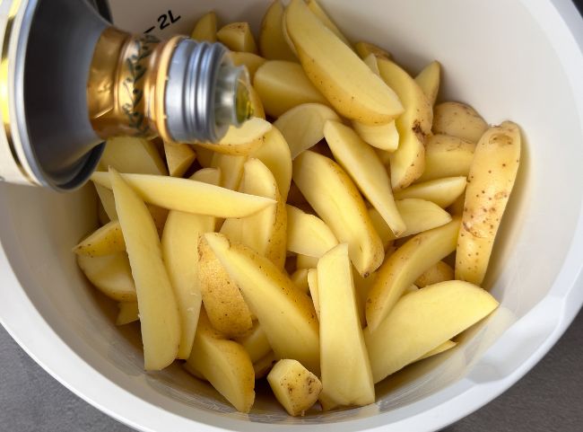 Kartoffelecken würzen Heißluftfritteuse