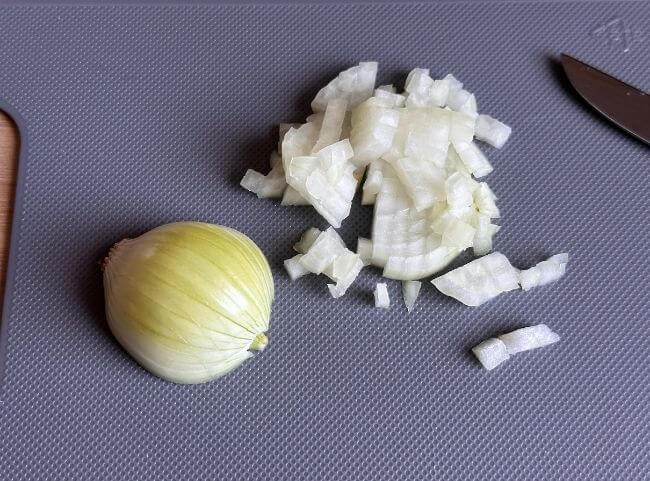 Kartoffelpuffer - die Zwiebel klein schneiden
