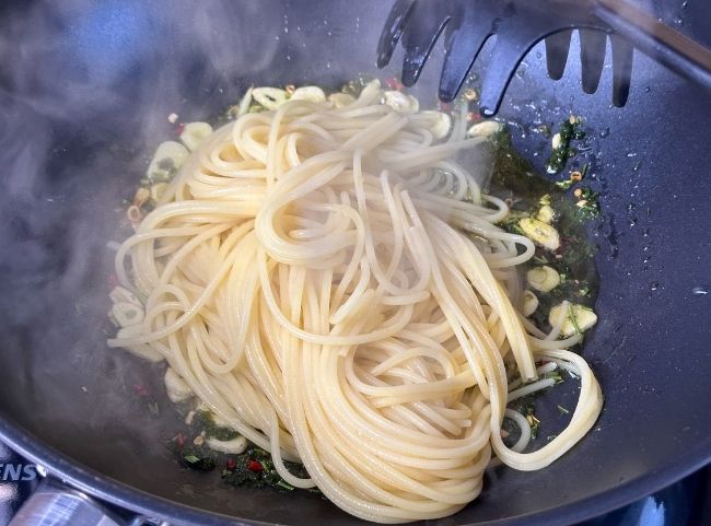 Knoblauchspaghetti - Nudeln hinzufügen