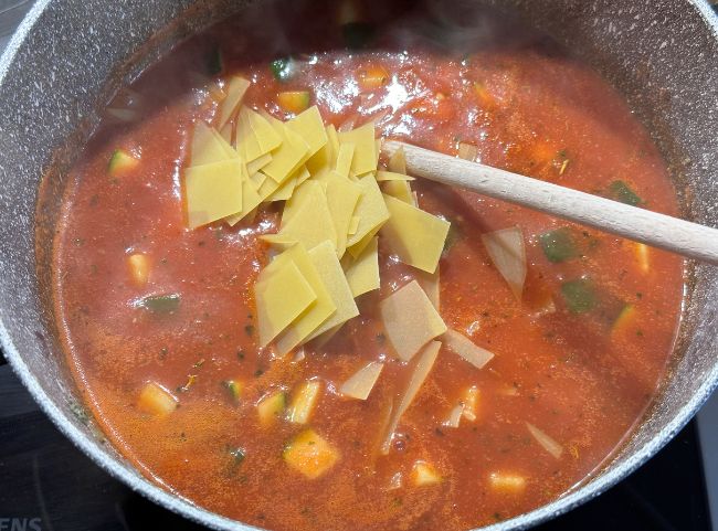 Lasagne-Suppe mit Linsen kochen