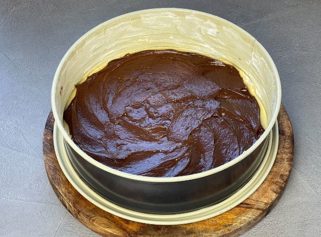 Rotkäppchenkuchen dunkler Kakao Teig in Springform