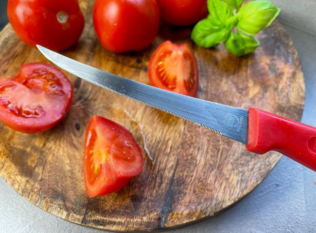 Tomatensalat Tomaten schneiden Tomatenmesser