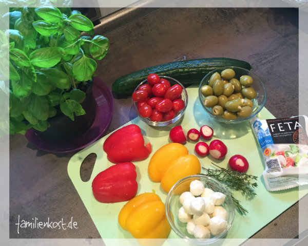 Salat am Spiess als gesunder Snack beim Picknick