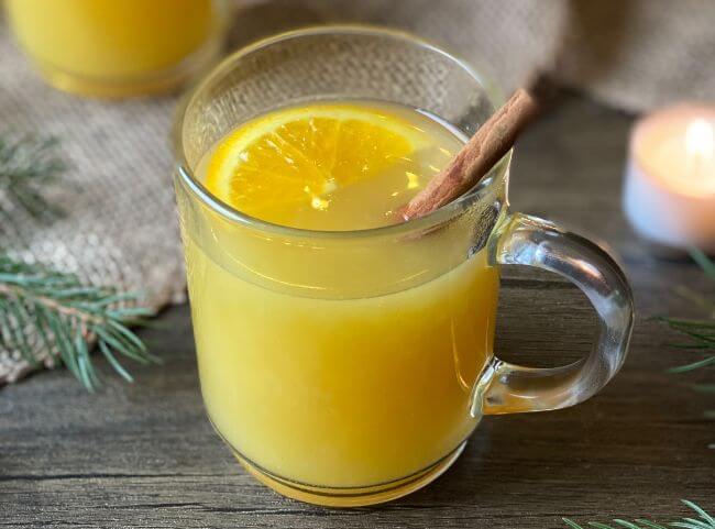 Kinderpunsch mit Orangensaft und spanischem Orangentee