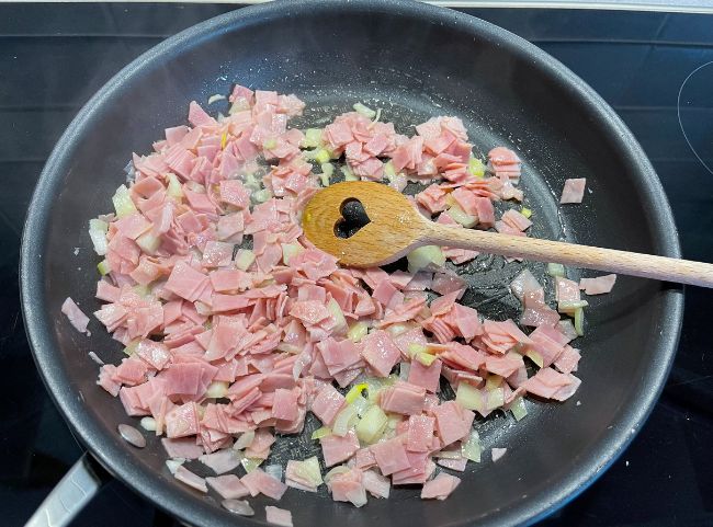 Nudelauflauf Kochschinken und Zwiebel anbraten