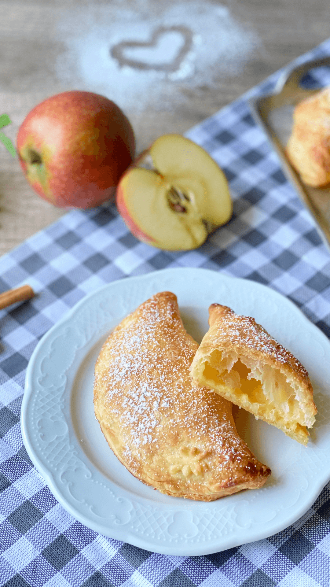 Apfel-Blätterteigtaschen mit Vanille