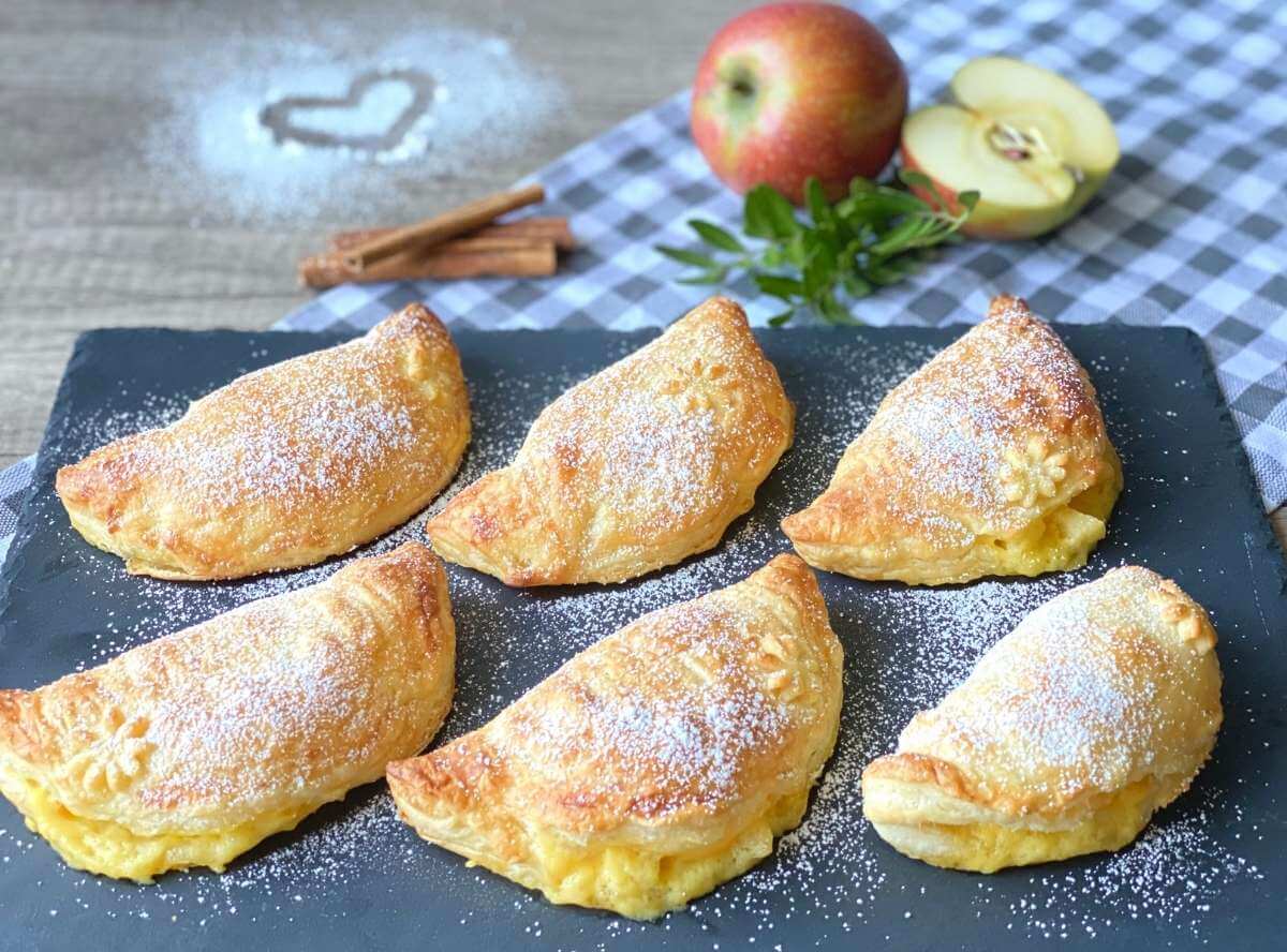 Apfel-Blätterteigtaschen mit Vanillepudding