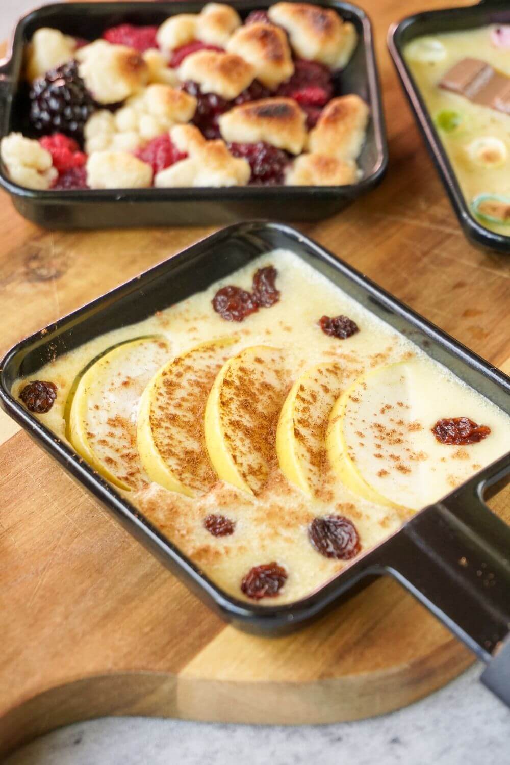 Apfel-Pfannkuchen als Raclette Nachtisch Apfel-Pfannkuchen als Raclette Nachtisch