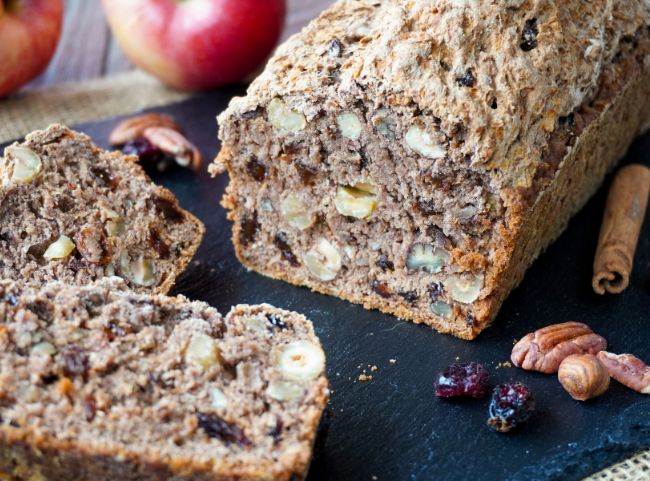 Apfelbrot mit frischen Äpfeln