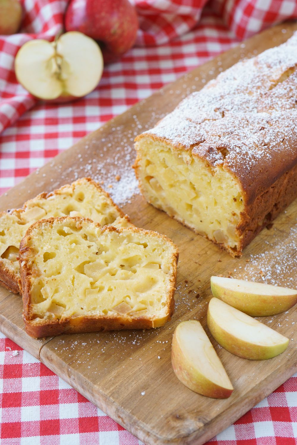 Saftiger Apfelkuchen mit Quark und Rührteig