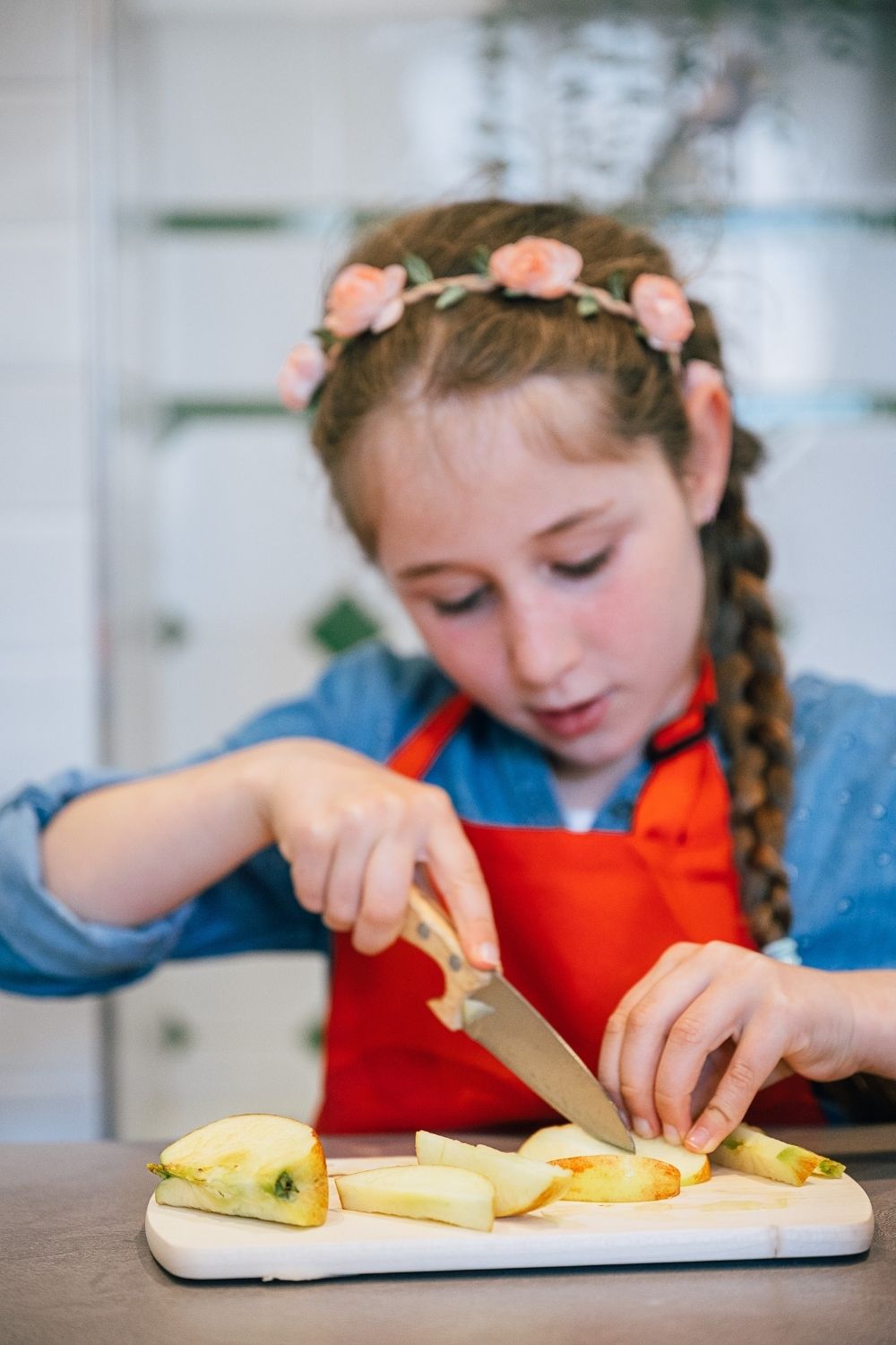 Kinder backen Apfelkuchen