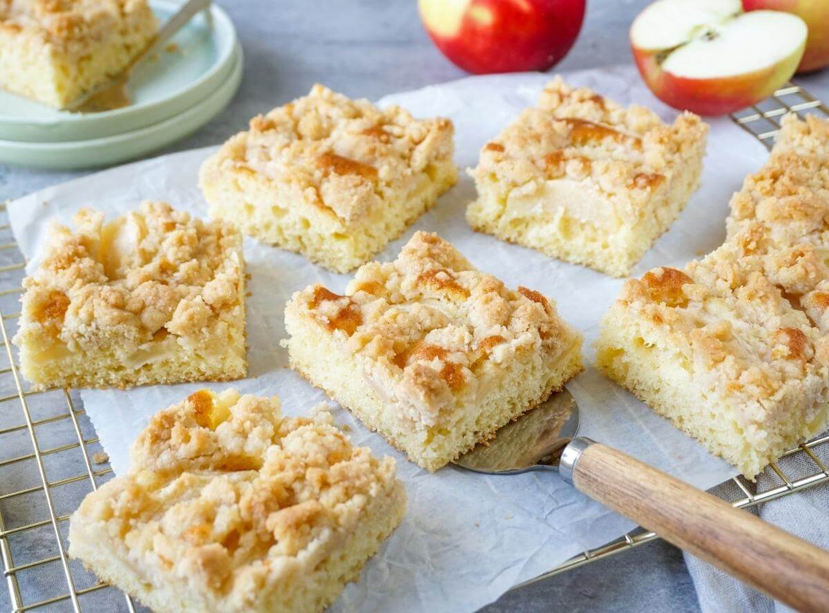 Apfelkuchen vom Blech mit Streuseln