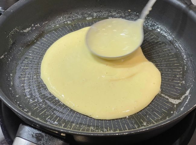 Apfelpfannkuchen in der Pfanne