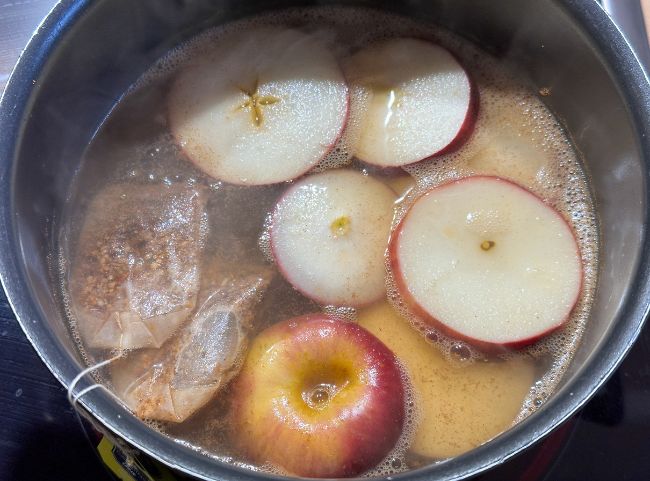 Apfelpunsch mit frischen Äpfeln