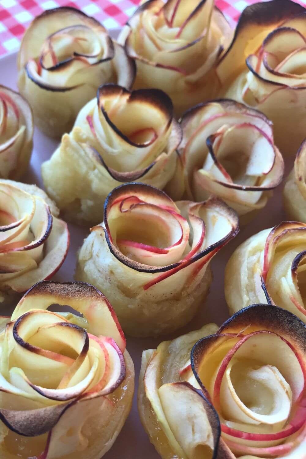 Apfelrosen aus Blätterteig Apfelrosen aus Blätterteig