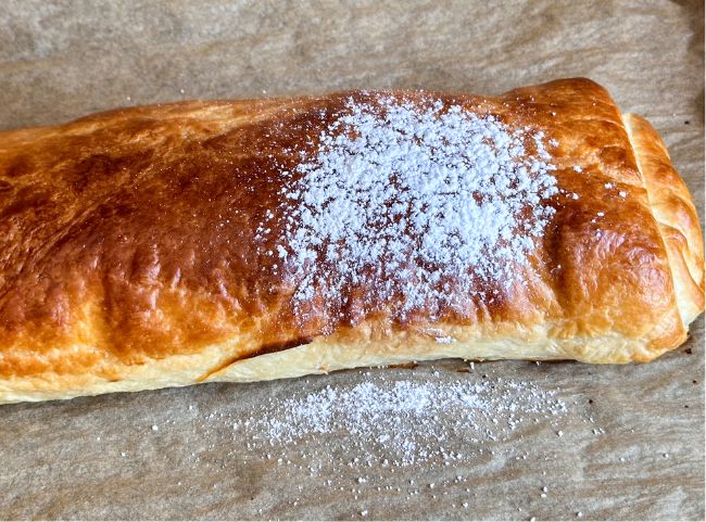 Apfelstrudel aus Blätterteig Puderzucker