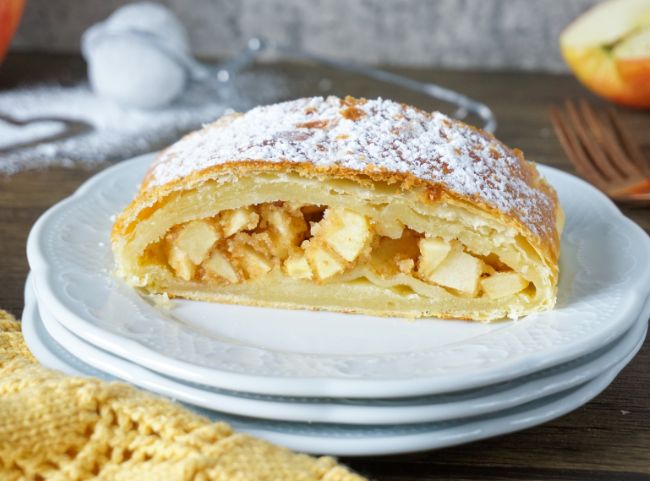 Apfelstrudel mit fertigem Blätterteig