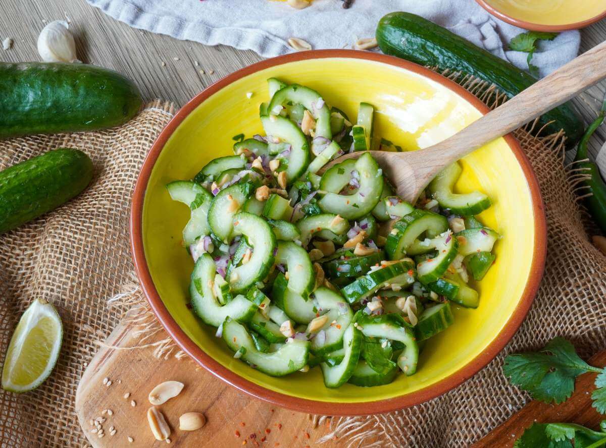 Asiatischer Gurkensalat mit Erdnüssen