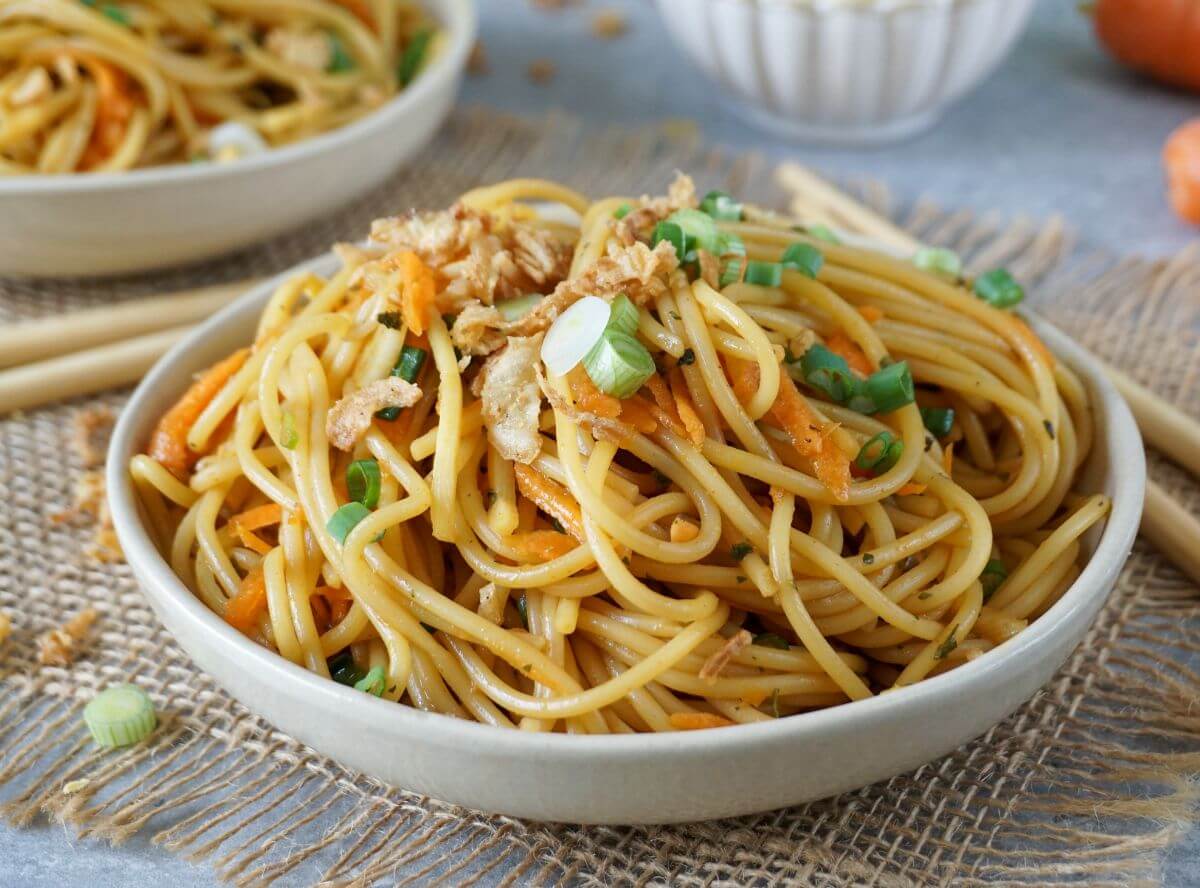 Asiatischer Spaghettisalat mit Sojasauce