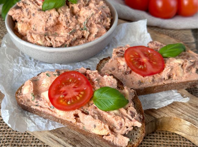 Tomate Basilikum Aufstrich mit Mozzarella