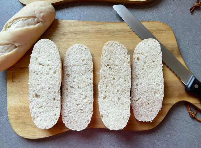 Baguette Brötchen halbieren