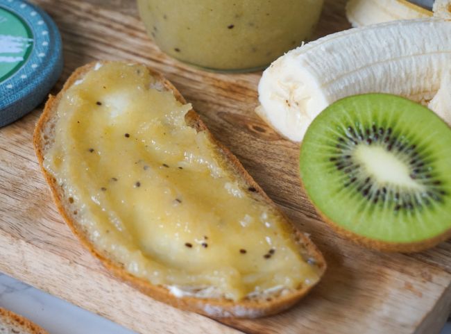 Bananen-Kiwi-Marmelade auf Brot Bananen-Kiwi-Marmelade auf Brot