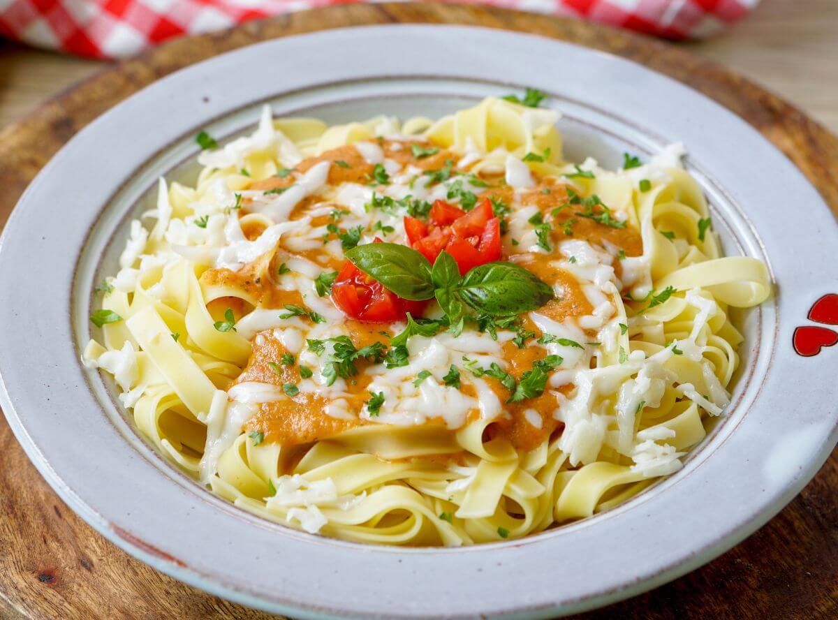 Bandnudeln Zucchini-Tomaten-Sauce