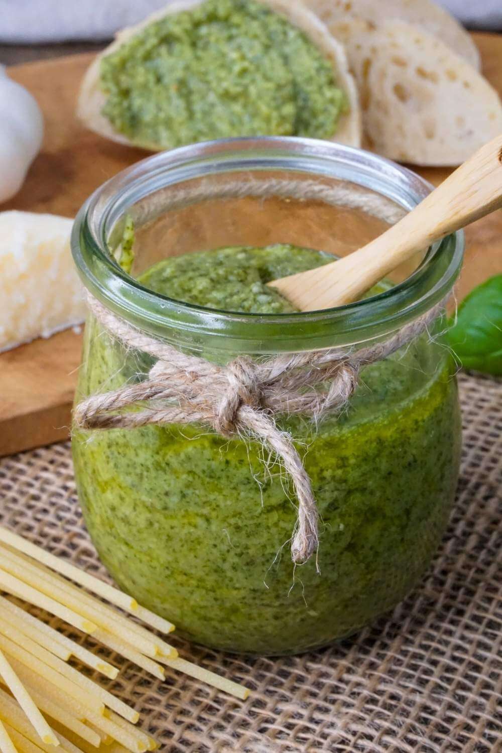 Basilikum-Pesto im Thermomix – schnell, kinderleicht und voller Aroma Basilikum-Pesto im Thermomix – schnell, kinderleicht und voller Aroma