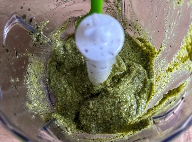 Basilikum Pesto Zutaten pürieren