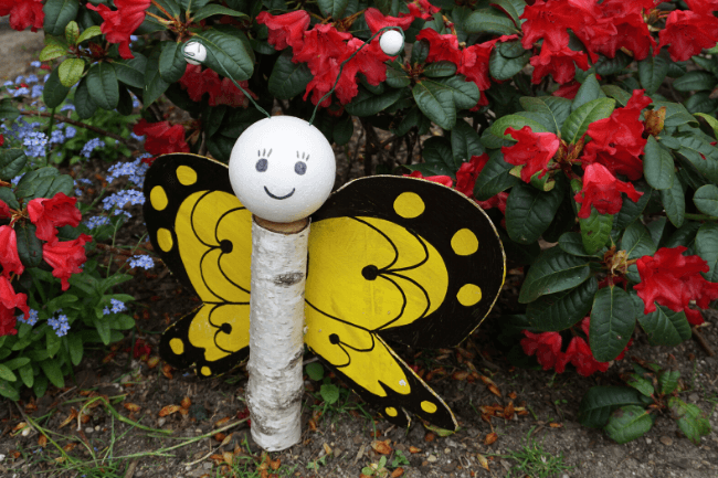 Wir basteln einen Schmetterling aus Baumstämmen