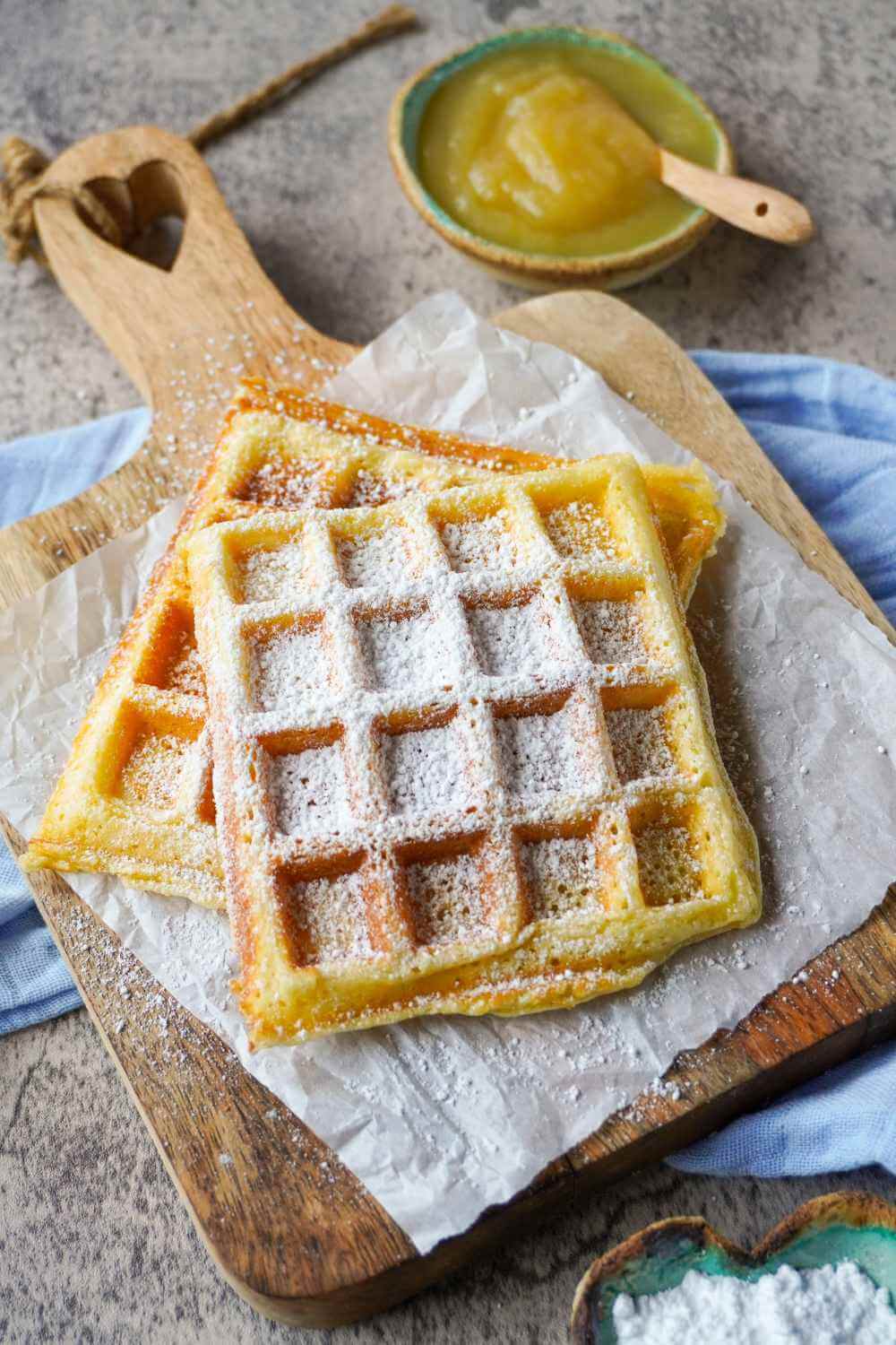 belgische Waffeln mit Puderzucker und Apfelmus