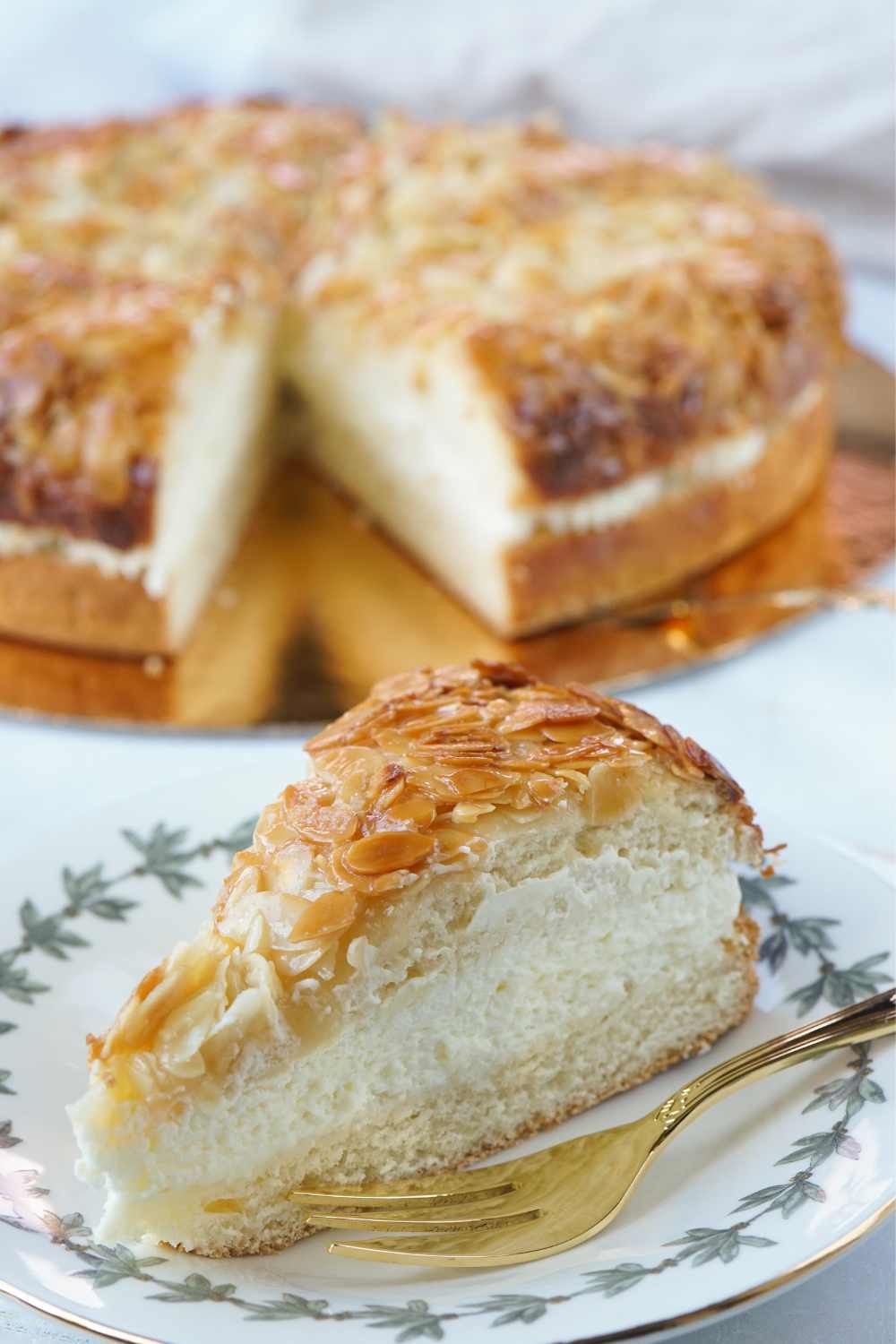Bienenstich mit Hefeteig und Sahne Bienenstich mit Hefeteig und Sahne