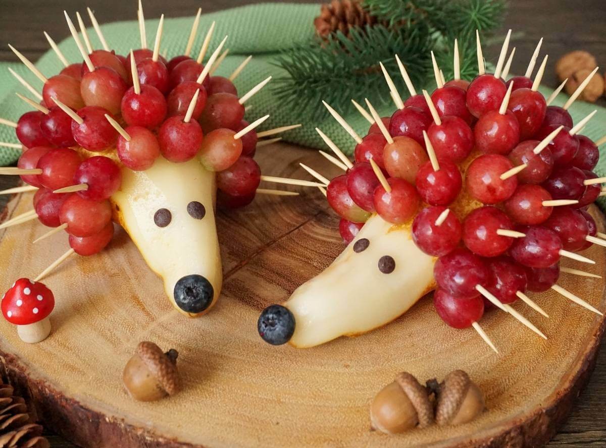 Birnenigel mit Weintrauben als Fingerfood für Kinderfeste