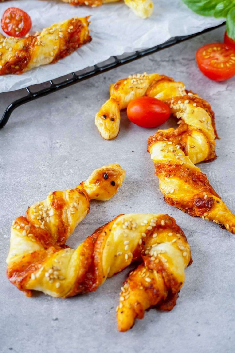 Pizzastangen aus Blätterteig – Fingerfood in Schlangenform