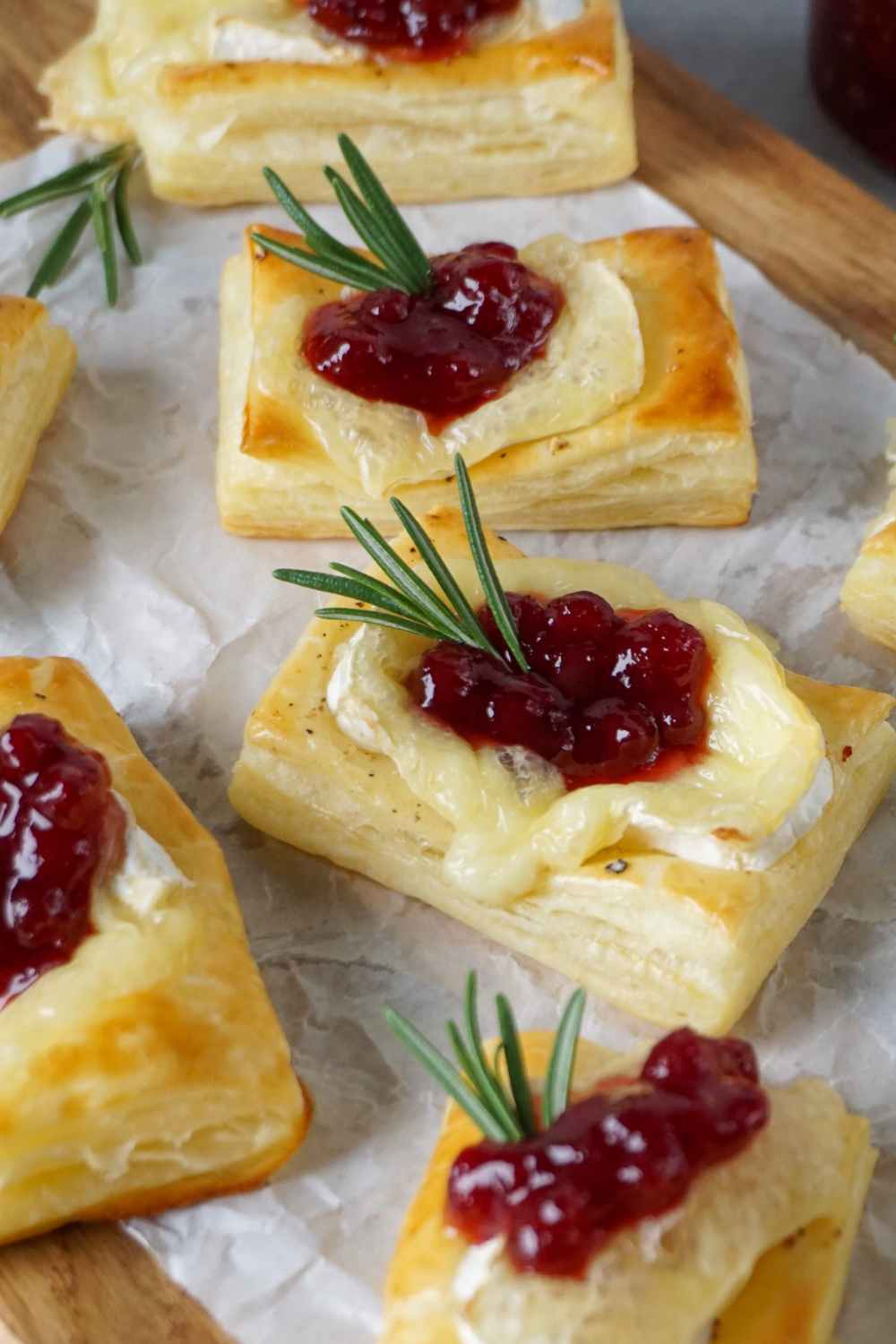 Blätterteig-Häppchen mit Camembert