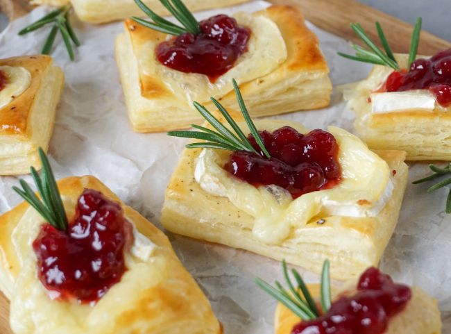 Blätterteig-Häppchen mit Camembert