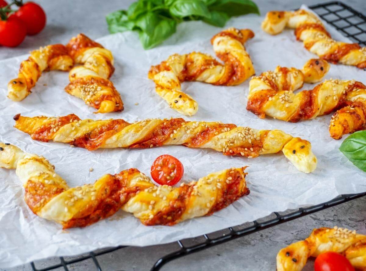 Pizzastangen aus Blätterteig – Fingerfood in Schlangenform