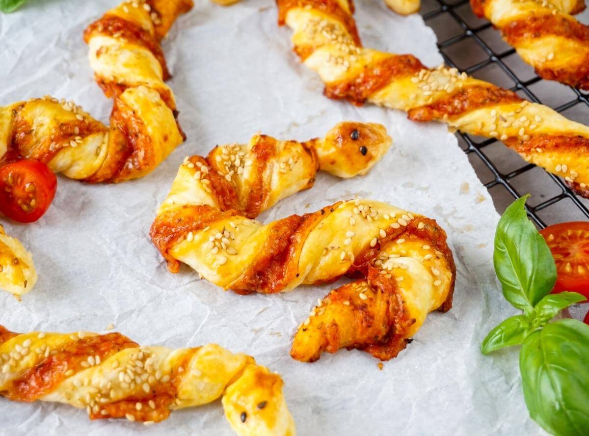 Bl&auml;tterteig Schlange Pizza Style