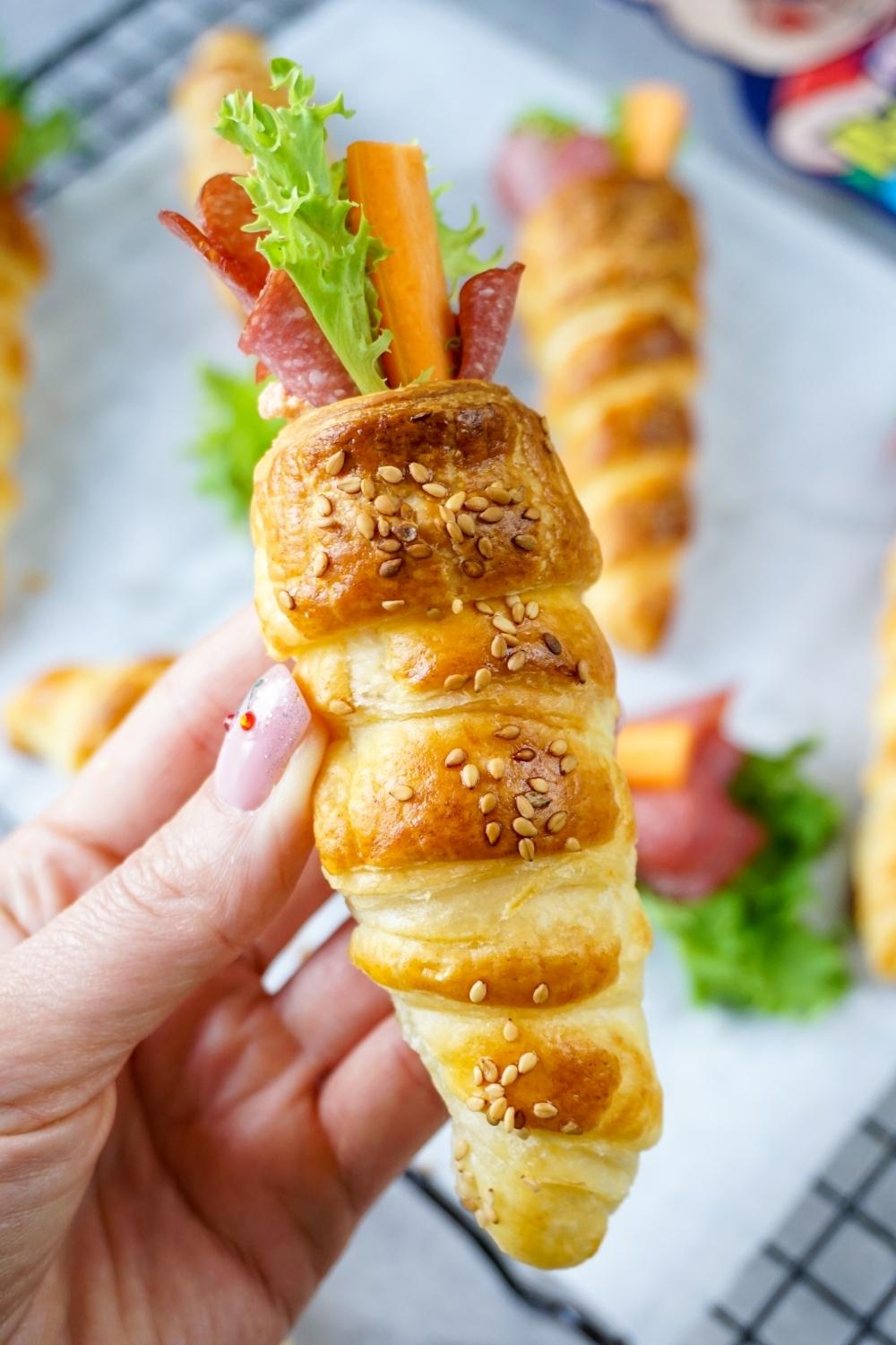 Herzhafte Blätterteig-Schultüten-Snacks mit Salami Herzhafte Blätterteig-Schultüten-Snacks mit Salami