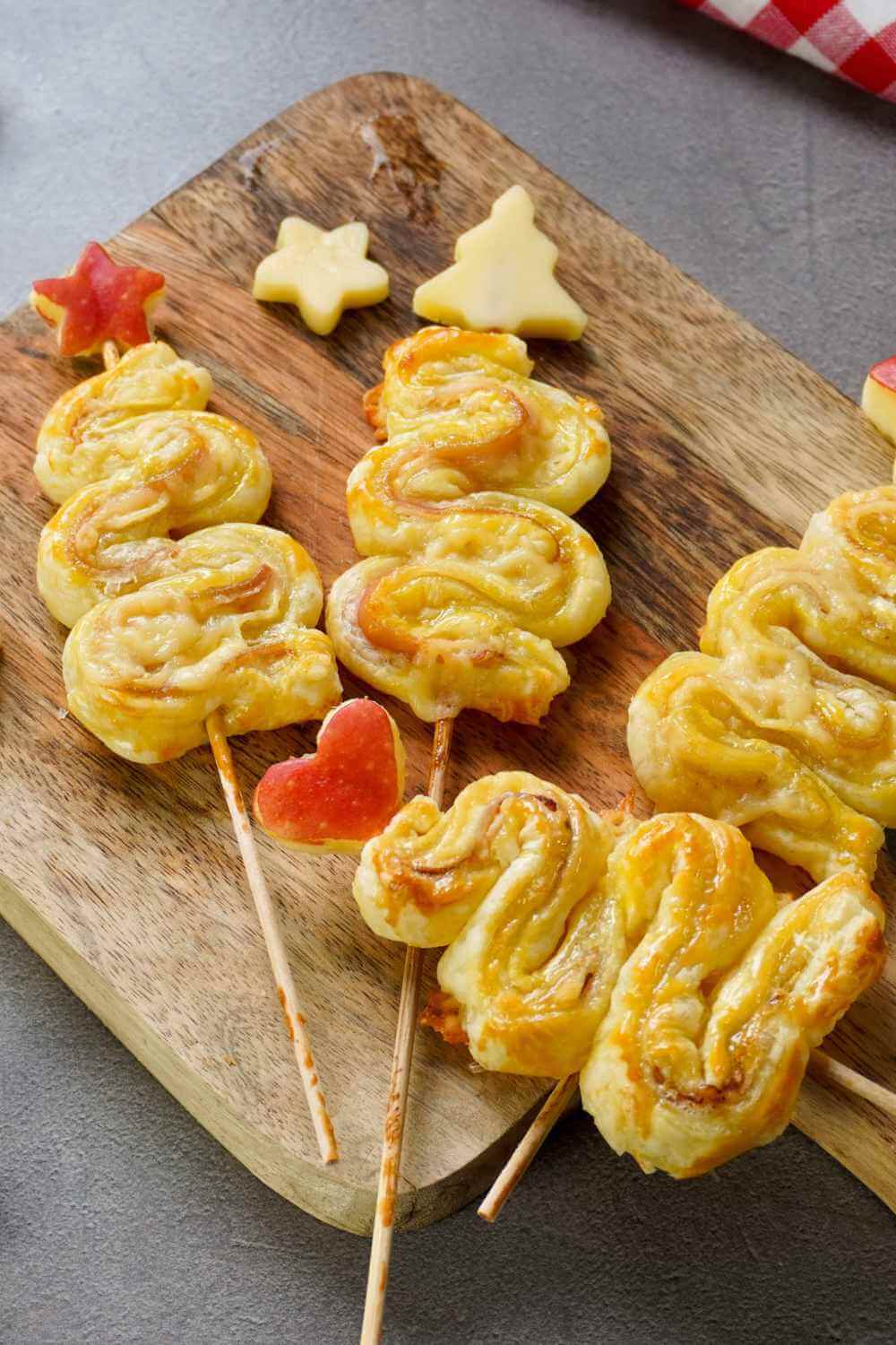 Blätterteig Tannenbaum Spieß mit Schinken und Käse Blätterteig Tannenbaum Spieß mit Schinken und Käse