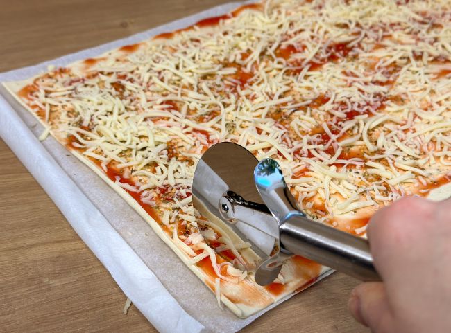 Blätterteigschnecken Pizza schneiden