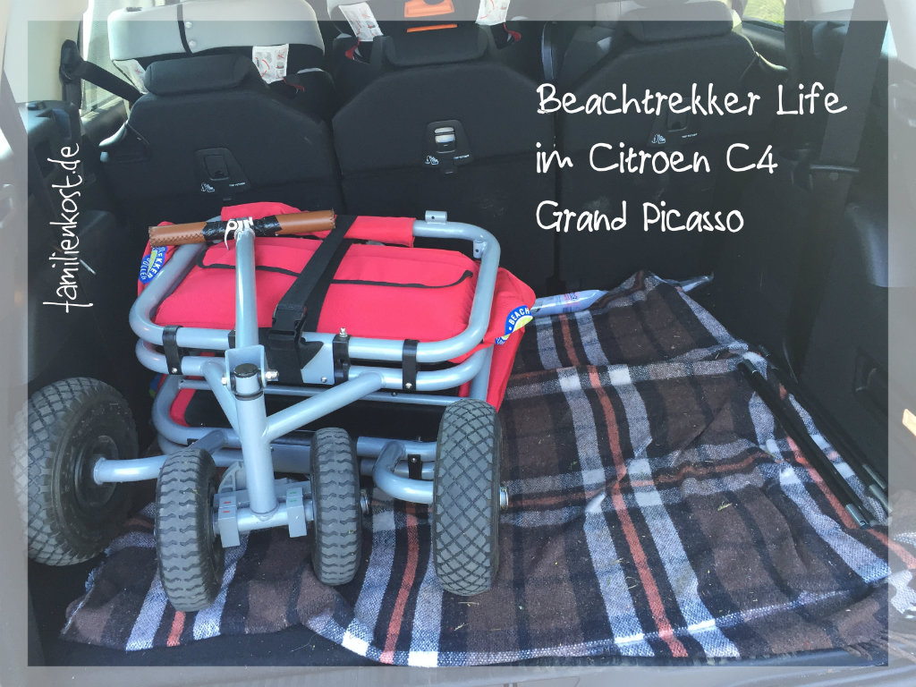 Zusammengeklappter Bollerwagen im Auto Zusammengeklappter Bollerwagen im Auto