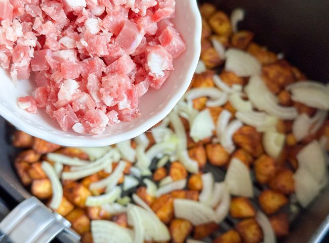 Bratkartoffeln Heißluftfritteuse Zwiebel Schinken