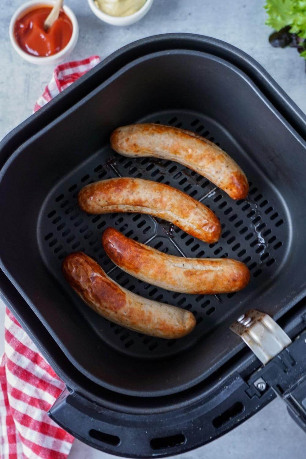 Bratwurst in der Heißluftfritteuse Bratwurst in der Heißluftfritteuse