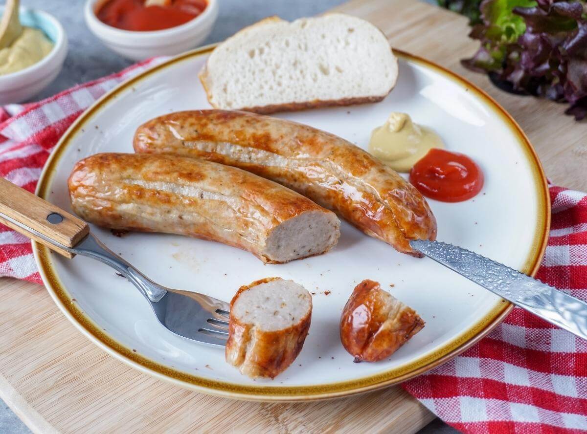 Bratwurst in der Hei&szlig;luftfritteuse zubereiten