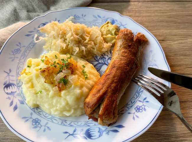 Bratwurst mit Sauerkraut