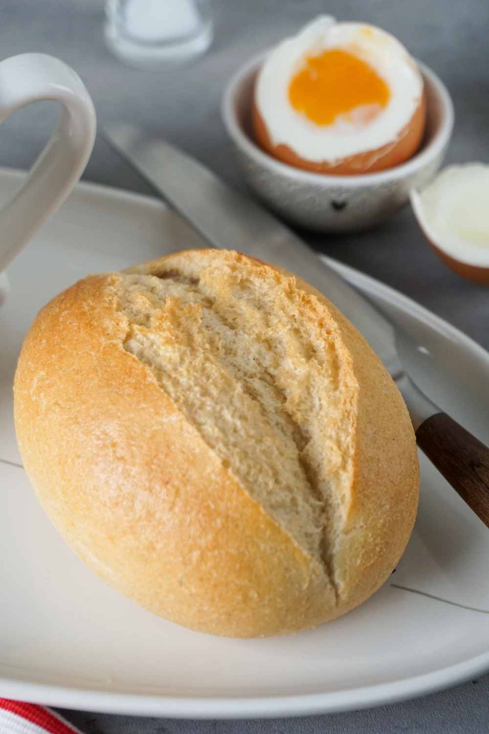 Brötchen und Frühstücksei aus der Heißluftfritteuse